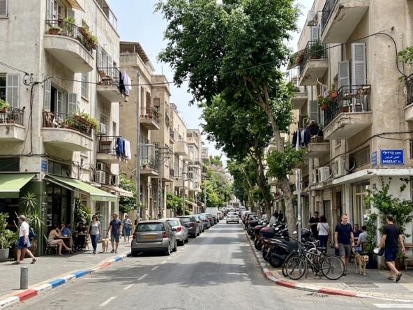 מבט רחוב על ברזילי בתל אביב הכולל אדריכלות מקומית ומבנים היסטוריים משומרים.