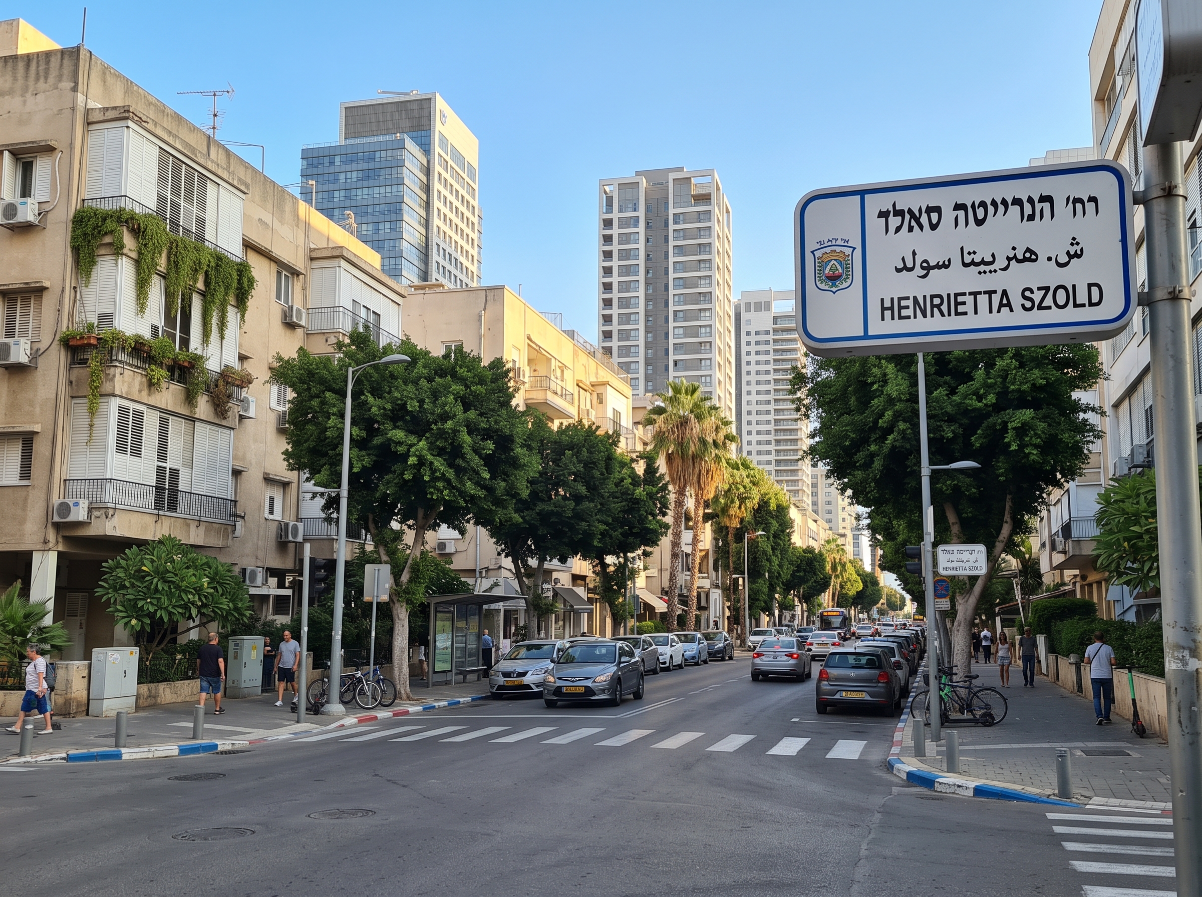 מבט חזיתי על רחוב הנרייטה סולד בתל אביב המציג חזיתות של בנייני מגורים ותיקים לצד עצים לאורך המדרכה.
